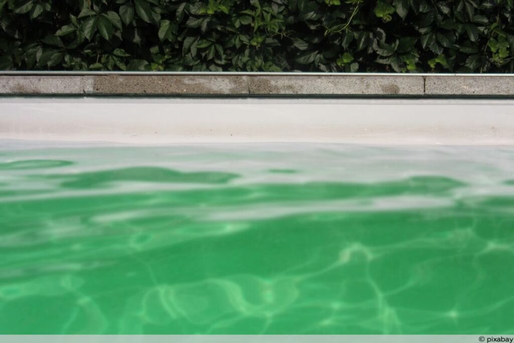Como tirar manchas da piscina de forma eficaz e simples